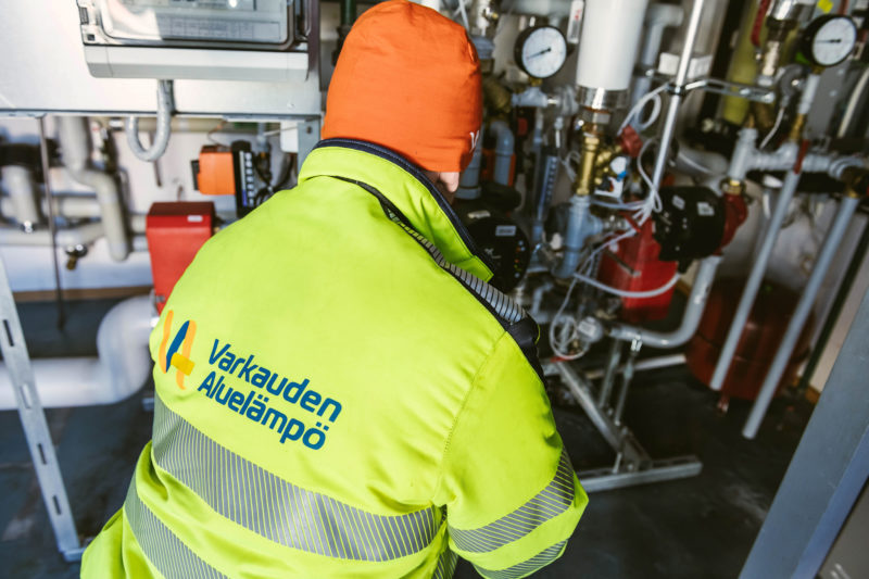 Varkauden aluelämmön asentaja työssään.