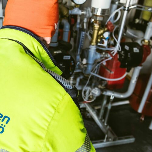 Varkauden Aluelämmön asentaja.