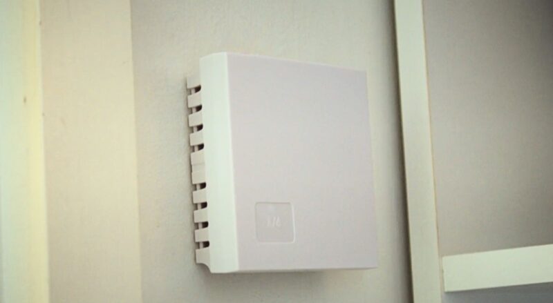 Digilämpöanturi huoneiston seinässä.