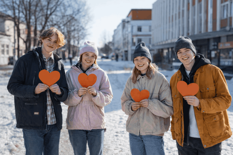 4 nuorta paperisydämet käsissä.