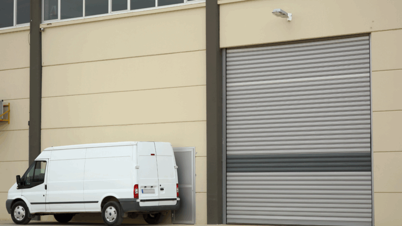 Auto teollisuushallin pihassa