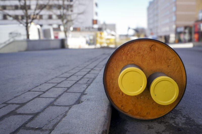 Kaukolämpöputki kadulla valmiina asennettavaksi.