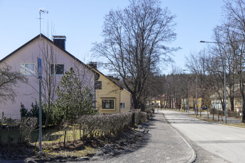 Erivärisiä omakotitaloja kadun varrella.