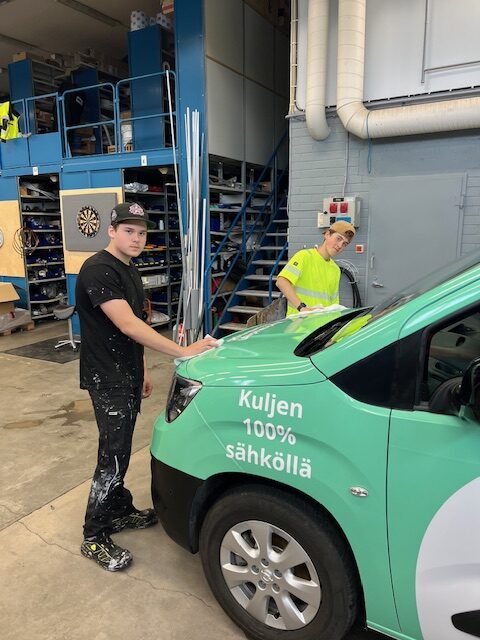 Niilo Kolari ja Aksel Gereli pesevät hallissa Varkauden Aluelämmön autoa.