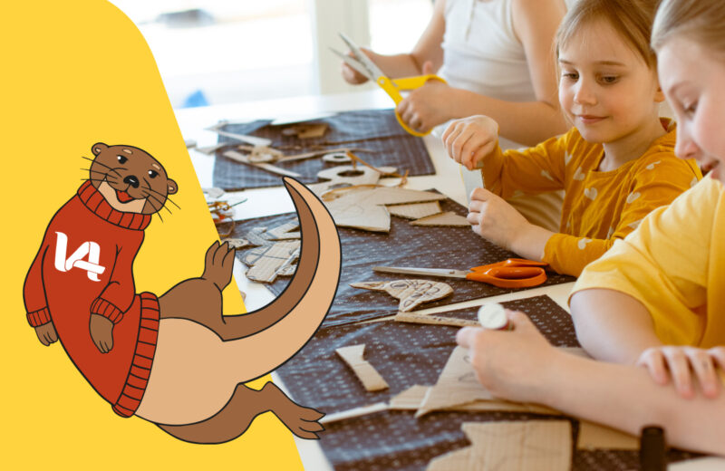 Kauko-saukko hahmo ja lapset askartelemassa.