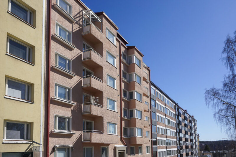Monivärisiä kerrostaloja rivissä keväällä.