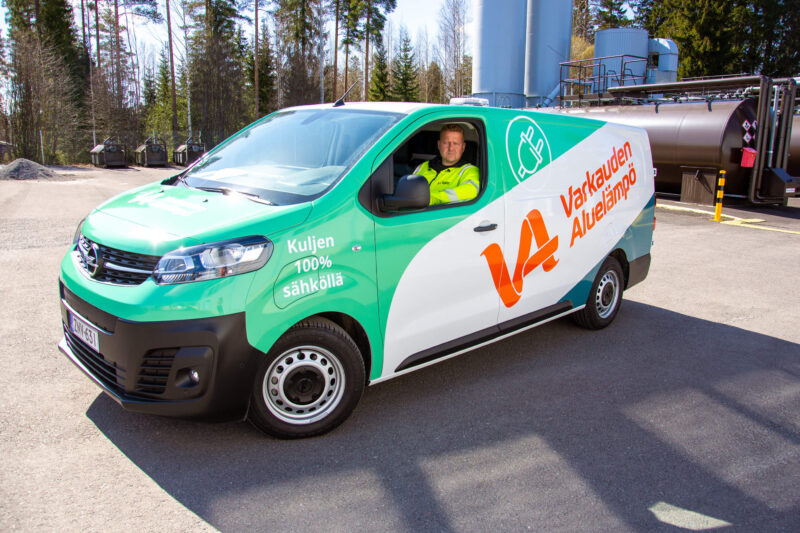 Verkostomestari Pasi Malkki istuu Varkauden Aluelämmön autossa.