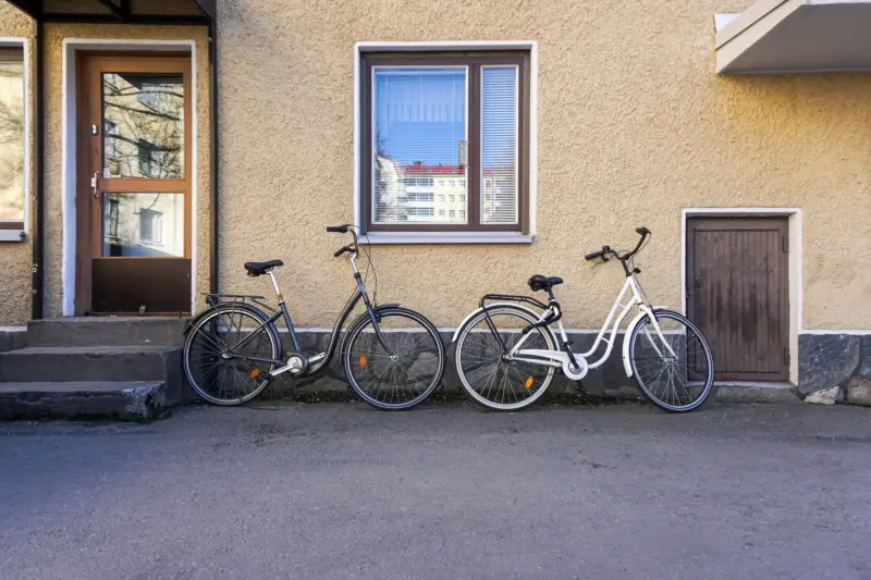Pyörät kerrostalon vieressä