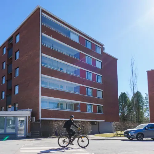 Kerrostalo kesällä.