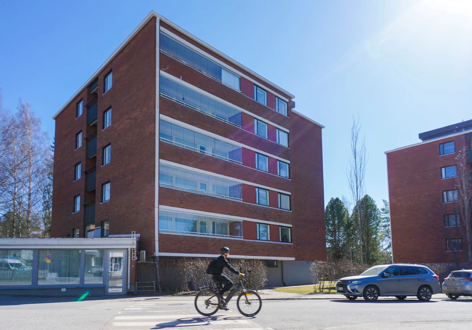 Kerrostalo kesällä.
